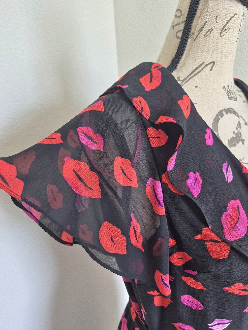 Betsey Johnson Red Kiss Lip Print Wrap Dress Size 12 Ruffle Cocktail party NWT - Picture 10 of 14